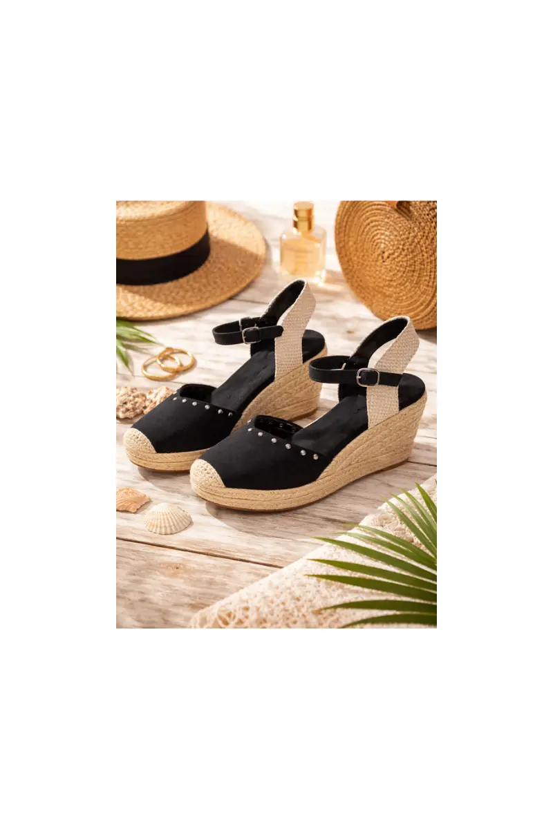 Vista detalle 1 de Alpargatas de cuña negras con pulsera y tachuelas
