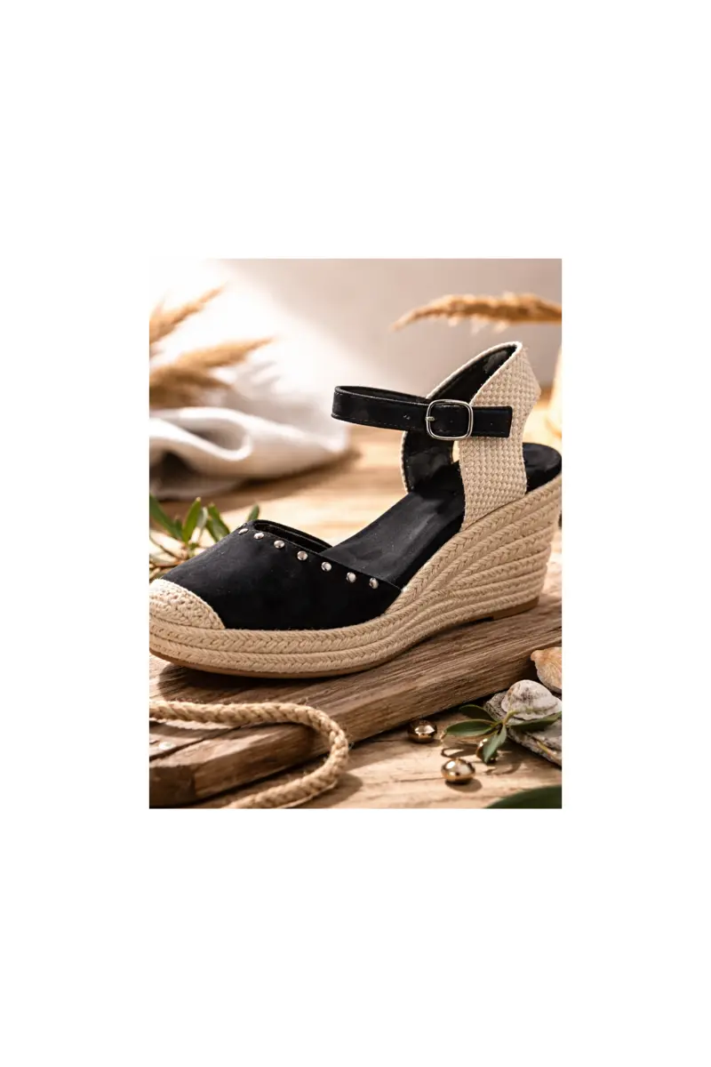 Vista detalle 2 de Alpargatas de cuña negras con pulsera y tachuelas