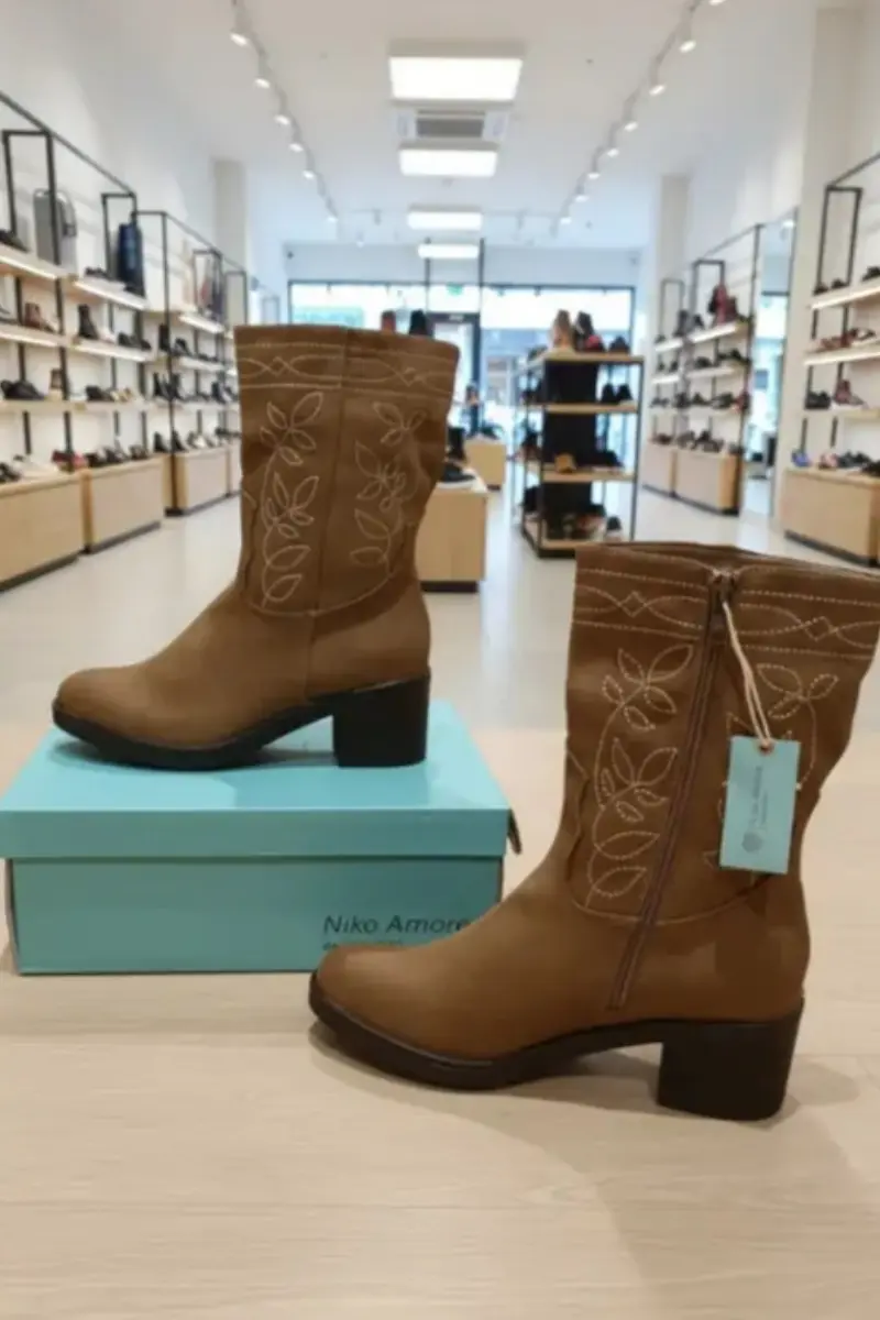 Botas de media caña bordadas